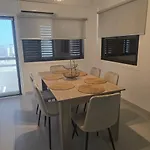 아파트 Lazuli Skyline & Sea View Penthouse 라르나카